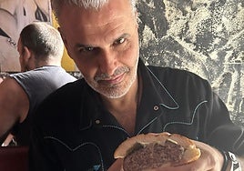 El roquero Diego Bull comiendo la mejor Hamburguesa del mundo