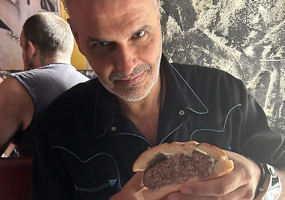 El roquero Diego Bull comiendo la mejor Hamburguesa del mundo