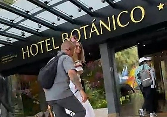 Imagen de la llegada de Jennifer López al hotel en Puerto de la Cruz.