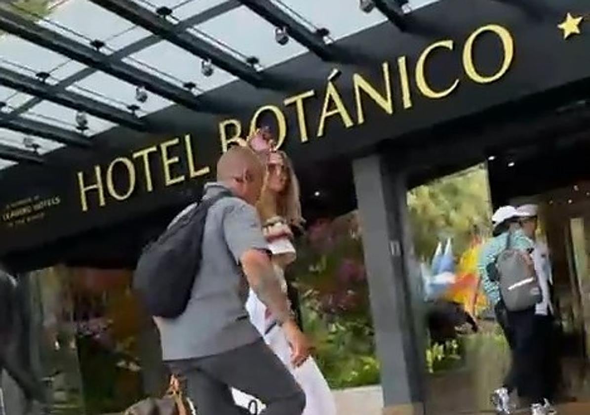 Imagen de la llegada de Jennifer López al hotel en Puerto de la Cruz.