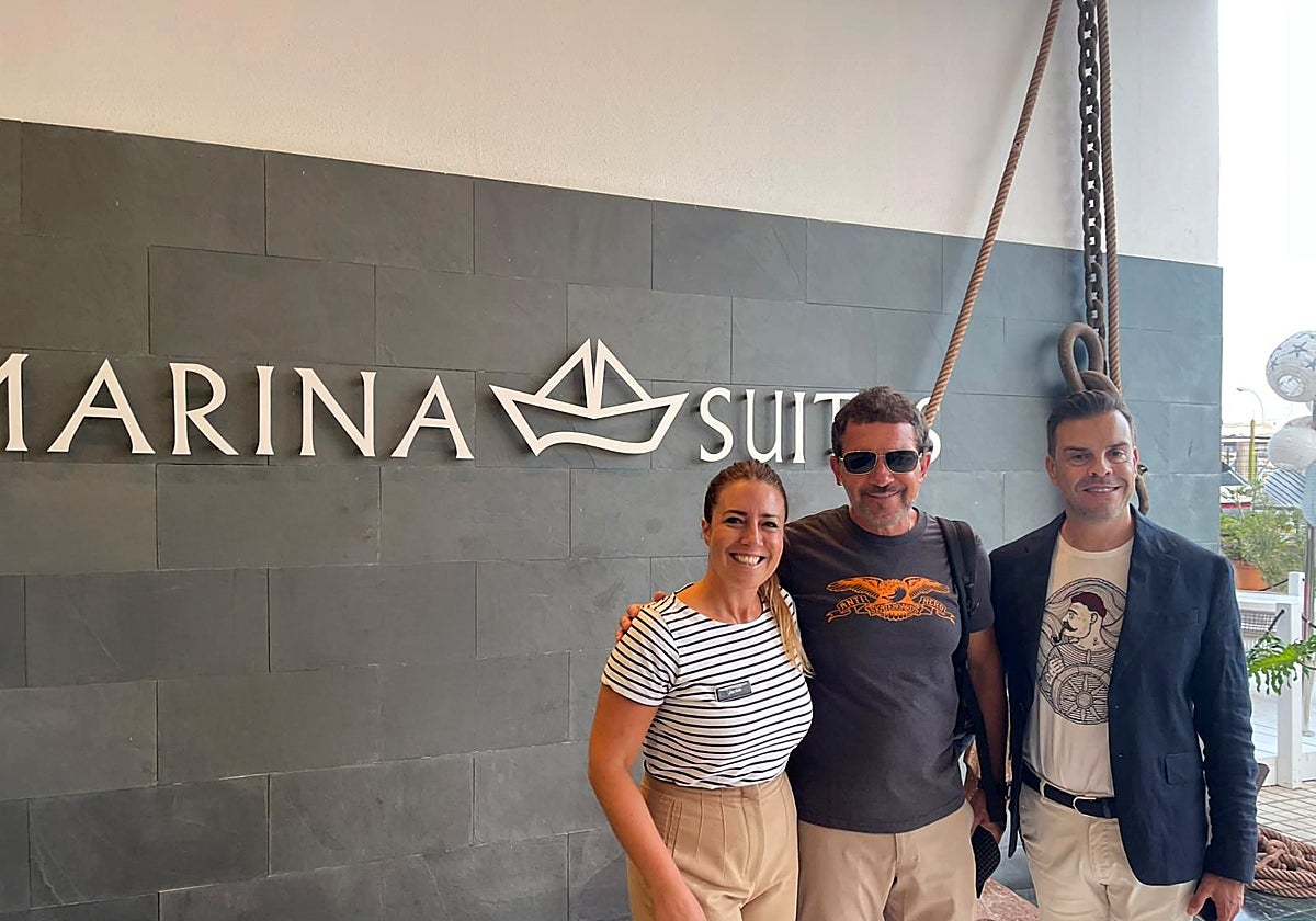 Antonio Banderas, Jorge Martín (Director de Marina Suites Gran Canaria) y Jackie Klawitter (2ª responsable de recepción).