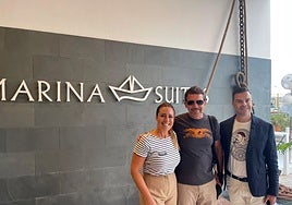 Antonio Banderas, Jorge Martín (Director de Marina Suites Gran Canaria) y Jackie Klawitter (2ª responsable de recepción).