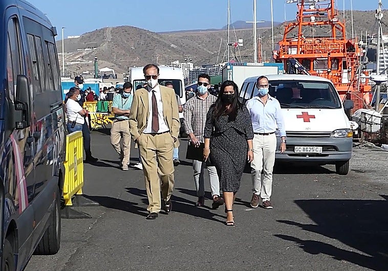 Las autoridades judiciales, a la salida del muelle de Arguineguín tras su inspección.