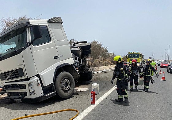 Los Bomberos del parque de Arinaga actúan en lugar del siniestro.