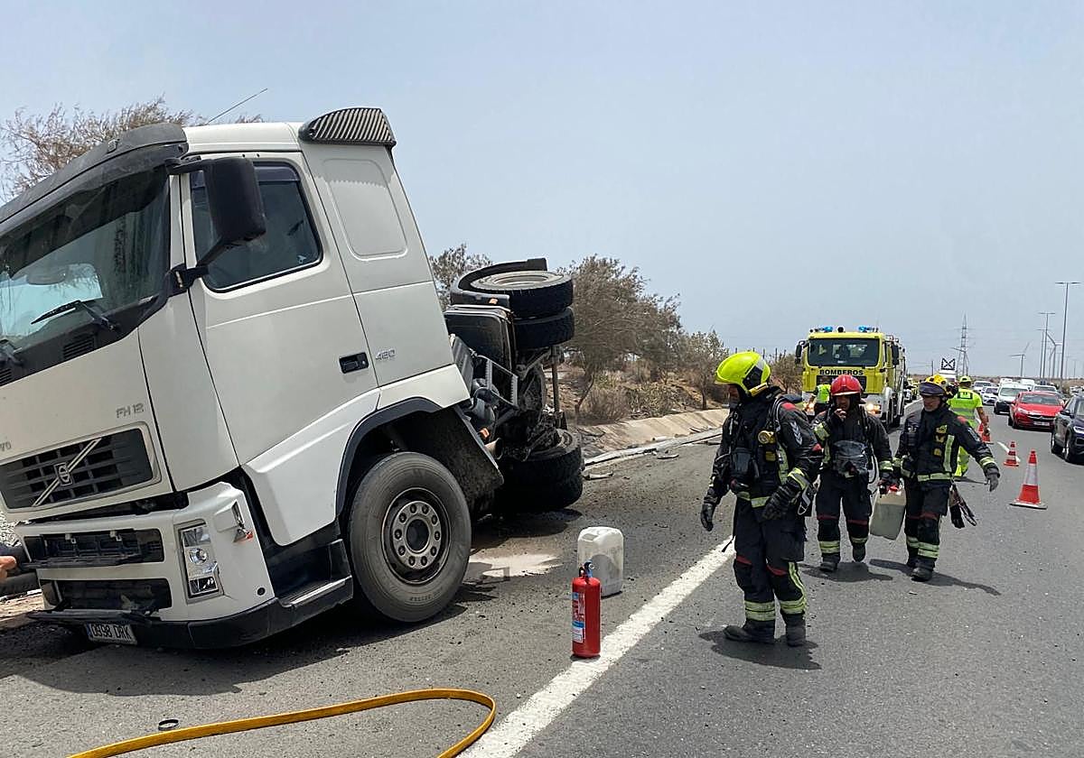 Los Bomberos del parque de Arinaga actúan en lugar del siniestro.