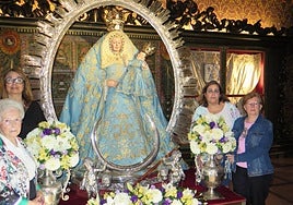 Las camareras de La Virgen de Guía en la capilla junto a la patrona del municipio.