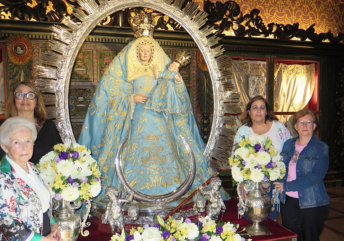 Las camareras de La Virgen de Guía en la capilla junto a la patrona del municipio.
