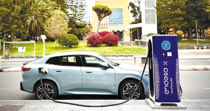 La luz azul de Endesa conquista el parque móvil de Canarias