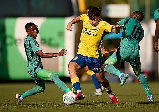 Iñaki, entre dos rivales del Orlando Pirates.