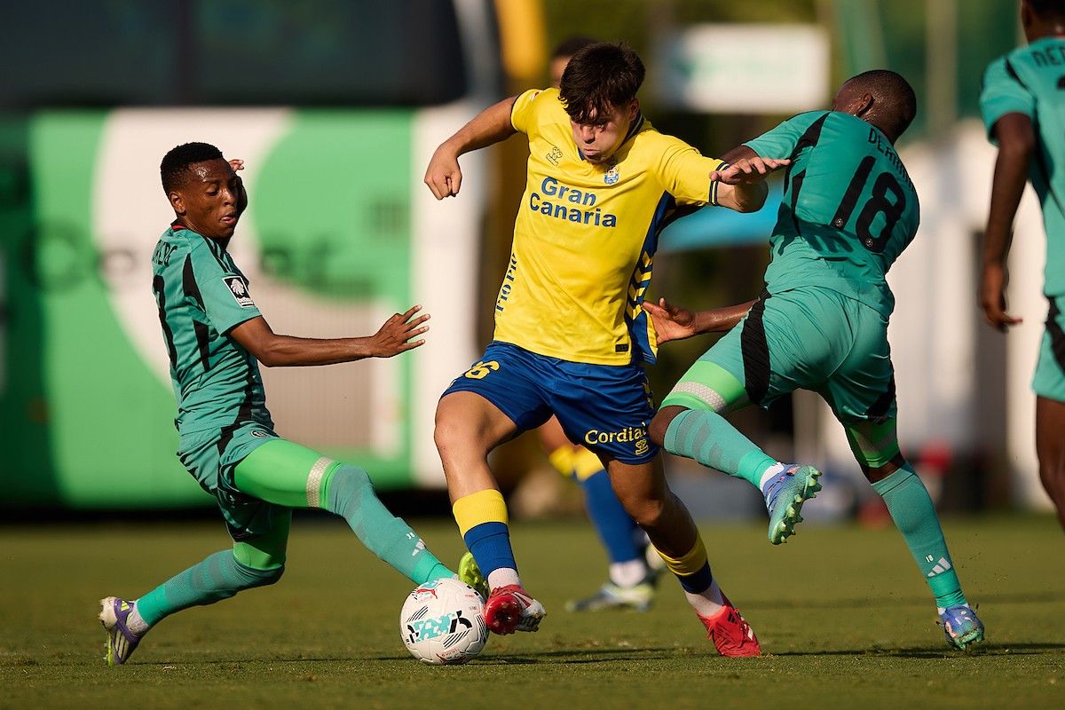 Iñaki, entre dos rivales del Orlando Pirates.