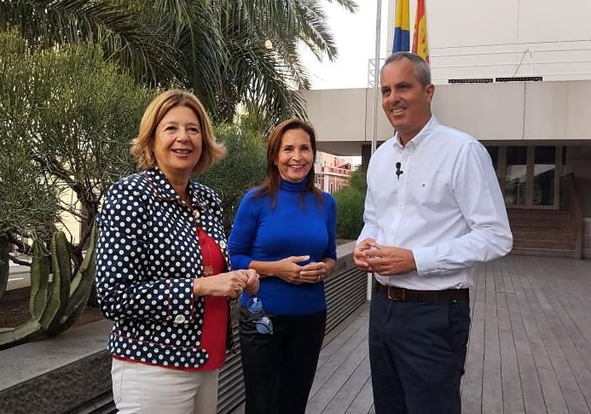 Miguel Jorge, portavoz del PP en el Cabildo, con las consejeras Luzardo y Rosario.