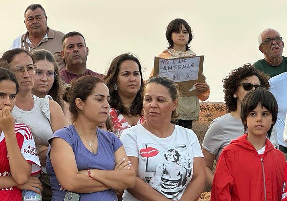 Chicos y grandes, en la segunda y última concentración en el camino de las Piletas, en Antigua, donde se está instalando una antena de telefonía.