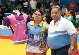 Olivia, recibiendo su premio como máxima tumbadora.