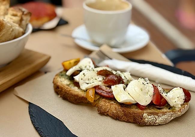 Tostada con tomates y mozzarella