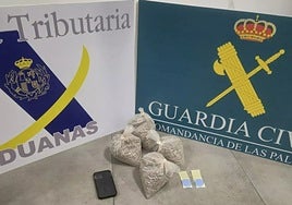 Las bolsas de heroína incautadas por la Guardia Civil a un pasajero en el aeropuerto de Gran Canaria