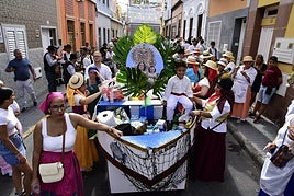 Una de las barcas participantes en la romería del Carmen de La Isleta.