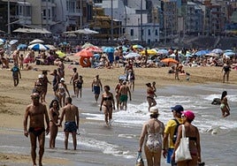 Imagen de gente refrescándose en la playa de Las Canteras, en Las Palmas de Gran Canaria.