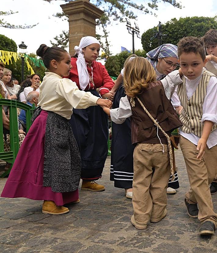 Imagen secundaria 2 - Miles de personas invaden Gáldar para participar en la romería ofrenda a Santiago