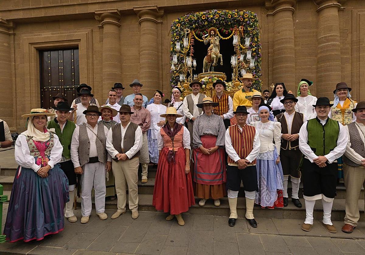 Imagen principal - Miles de personas invaden Gáldar para participar en la romería ofrenda a Santiago