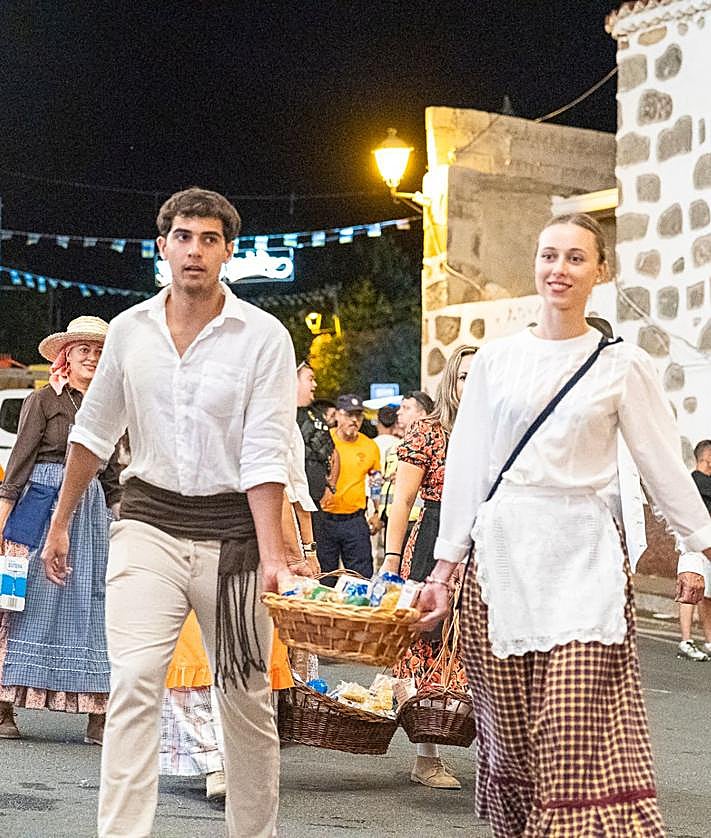 Imagen secundaria 2 - Tradición, música y devoción se citan en Tunte, con la romería ofrenda en honor a Santiago Apóstol