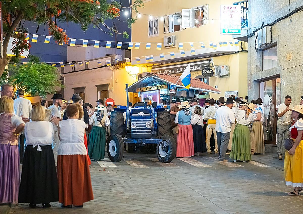 Imagen secundaria 1 - Tradición, música y devoción se citan en Tunte, con la romería ofrenda en honor a Santiago Apóstol