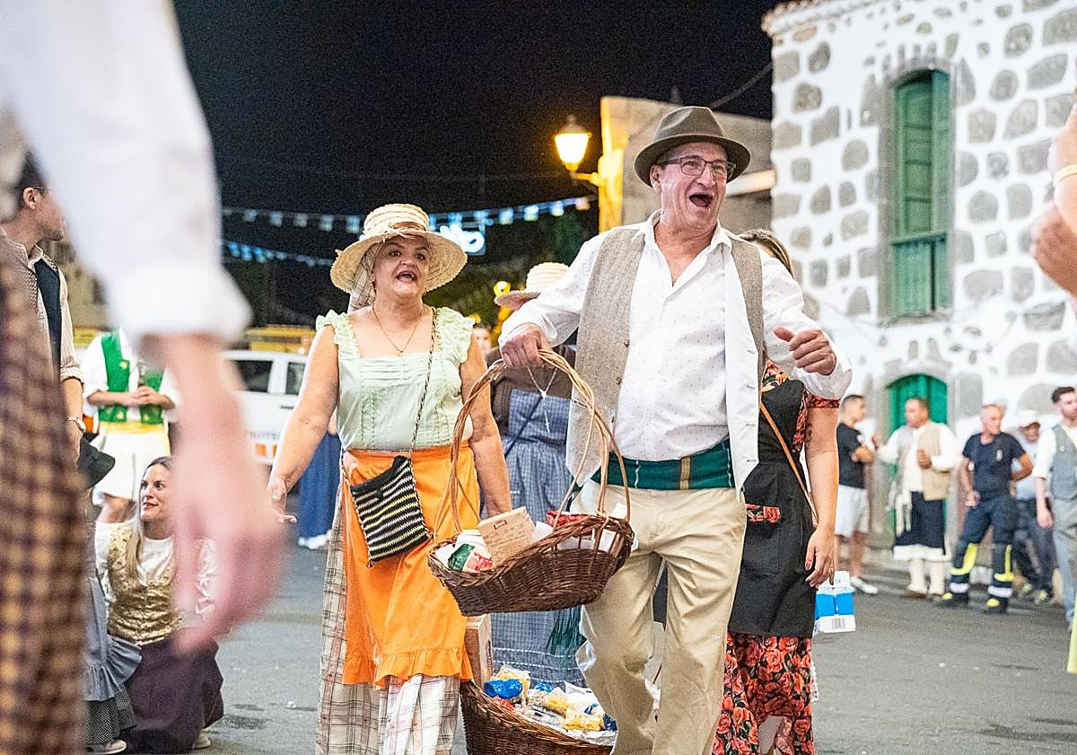 Imagen principal - Tradición, música y devoción se citan en Tunte, con la romería ofrenda en honor a Santiago Apóstol