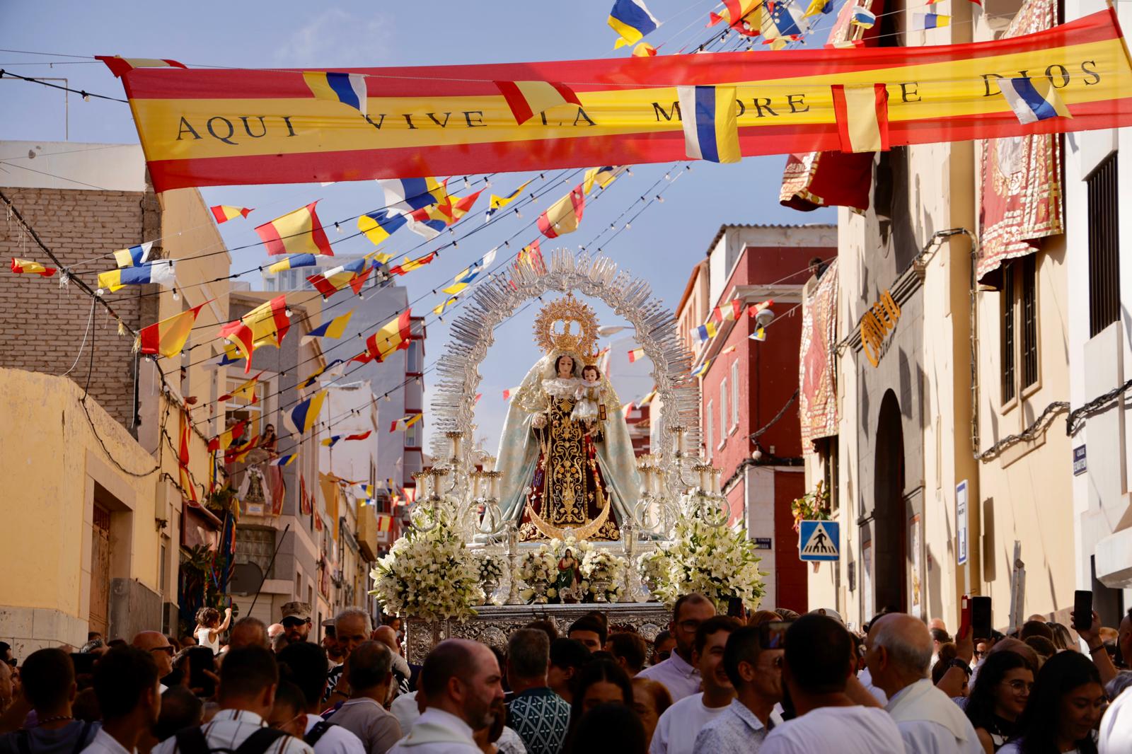 La Isleta se vuelca con la procesión marítima de la Virgen del Carmen
