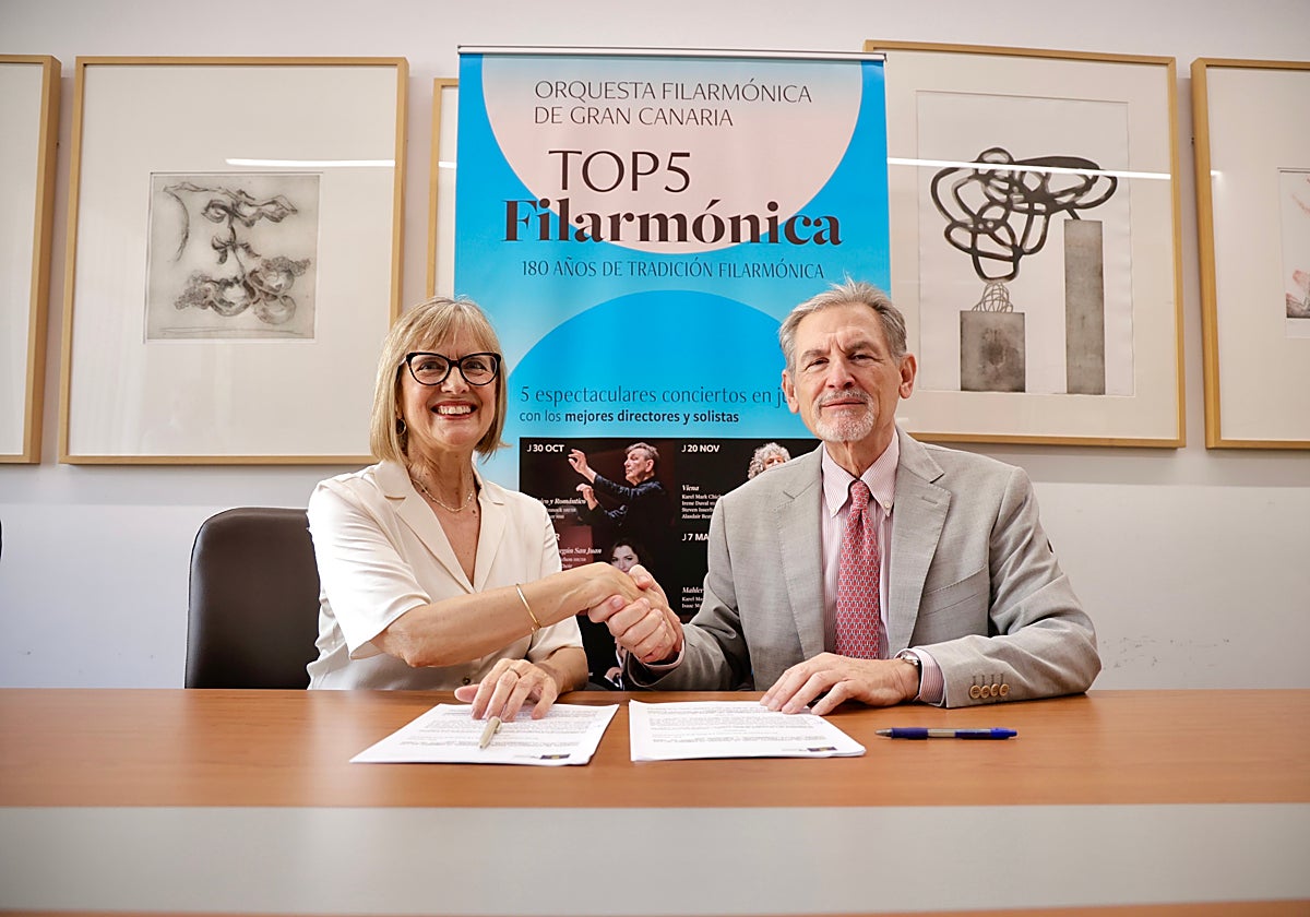 La presidenta de la Sociedad Filarmónica de Las Palmas de Gran Canaria, Elsa Guerra, y el vicepresidente de la Fundación OFGC, Pedro Justo Brito.
