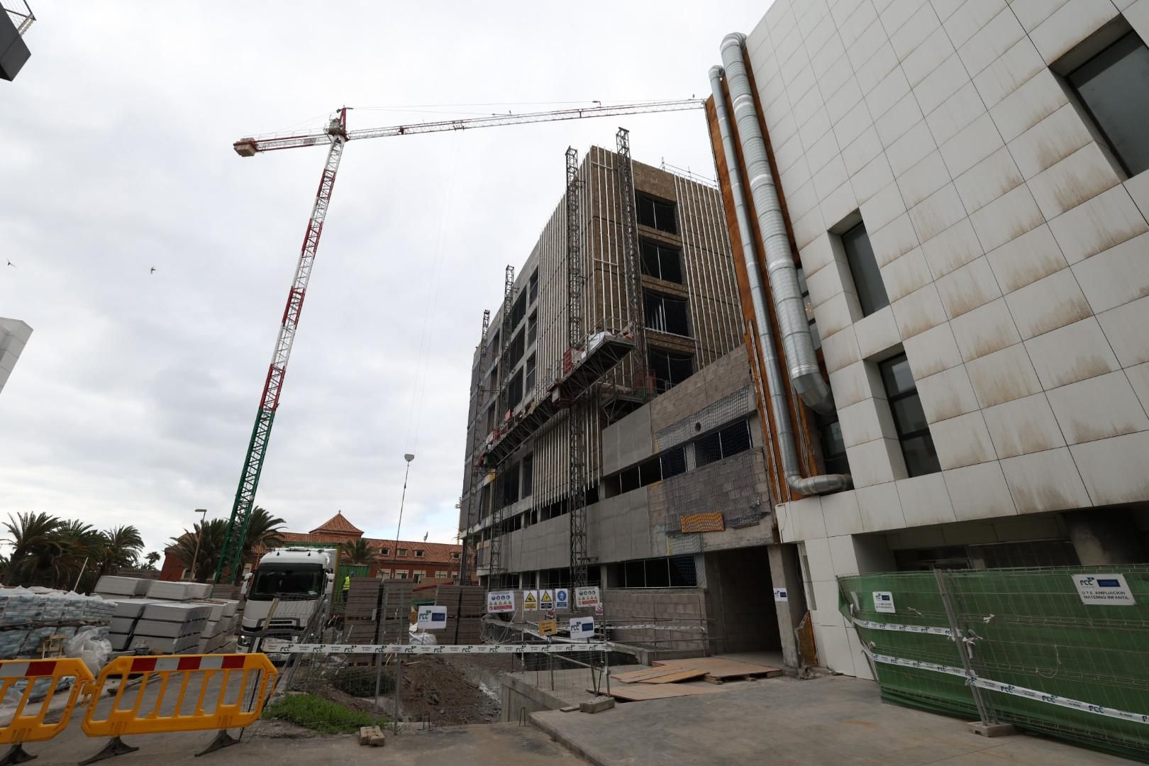 Fernando Clavijo y Esther Monzón visitan la nueva torre del Hospital Universitario Materno Infantil