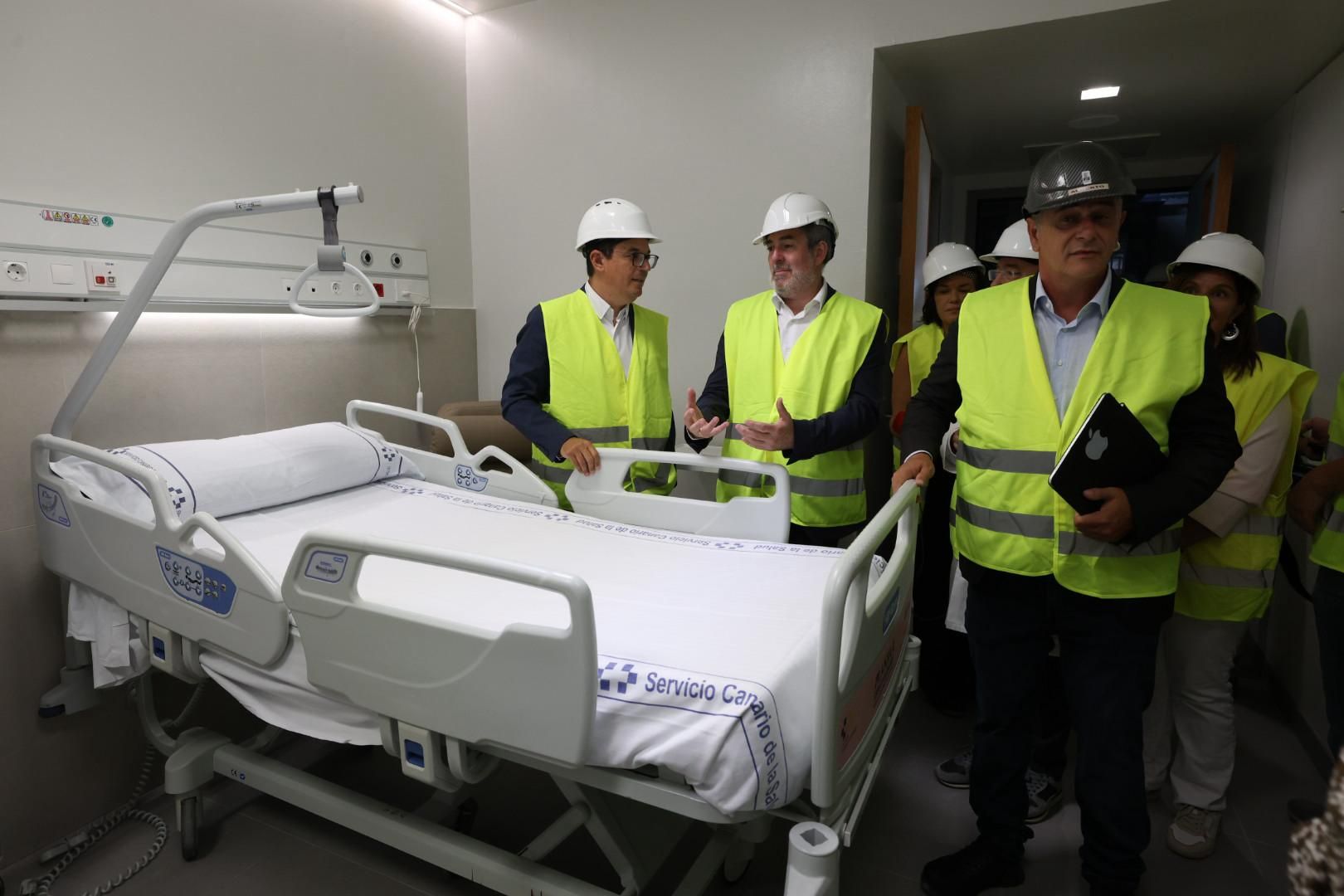 Fernando Clavijo y Esther Monzón visitan la nueva torre del Hospital Universitario Materno Infantil