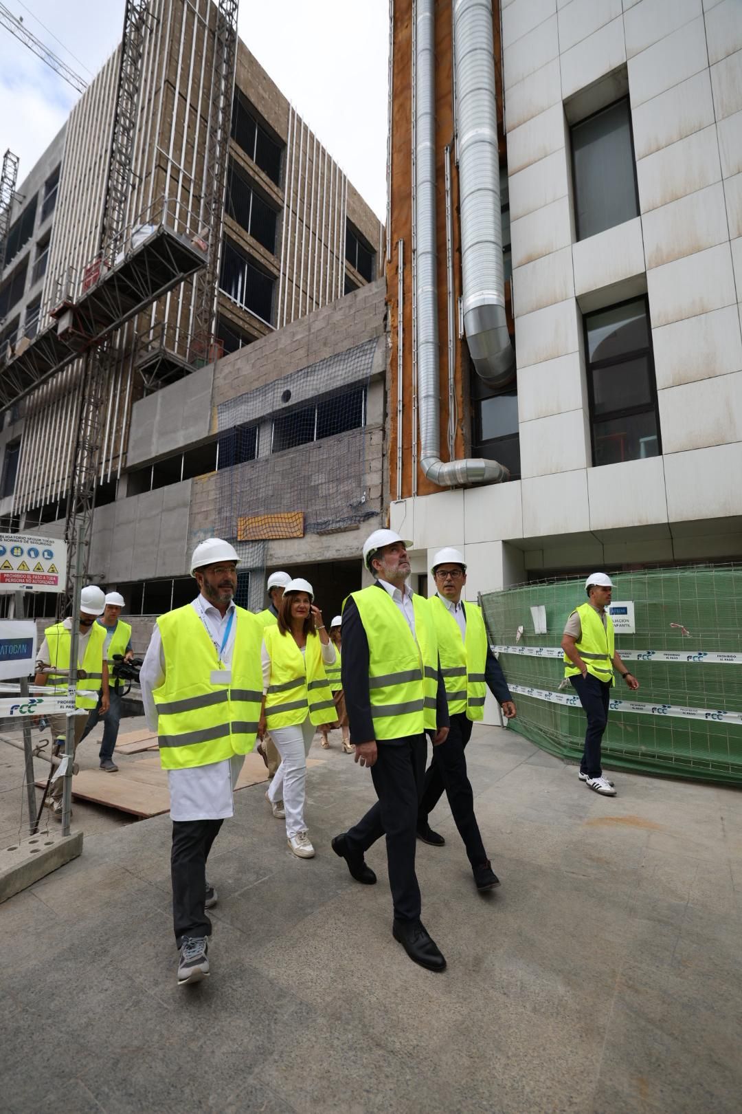 Fernando Clavijo y Esther Monzón visitan la nueva torre del Hospital Universitario Materno Infantil