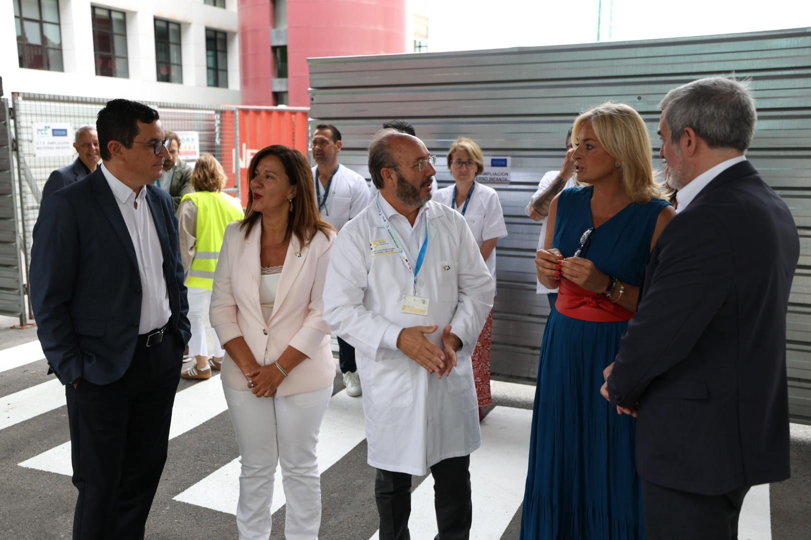 Fernando Clavijo y Esther Monzón visitan la nueva torre del Hospital Universitario Materno Infantil