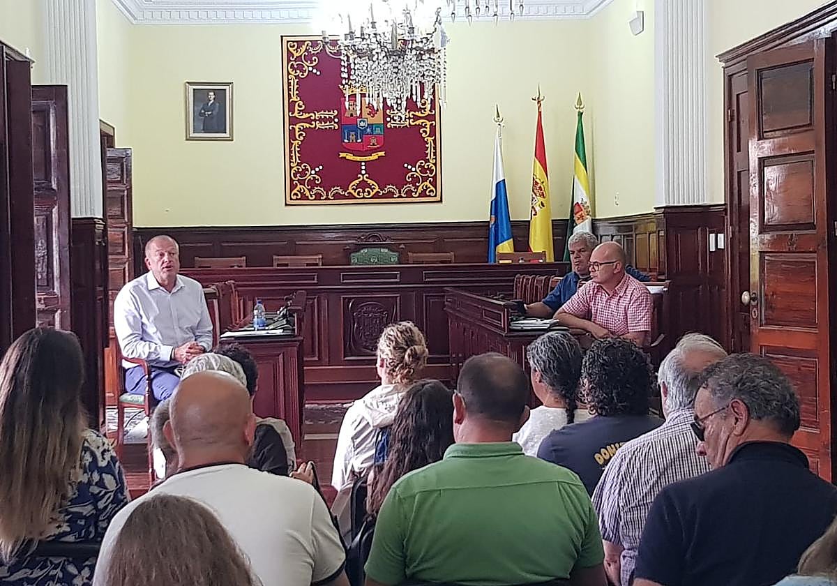 El alcalde de Teror se reunió con los vecinos para tratar los problemas con el abasto.