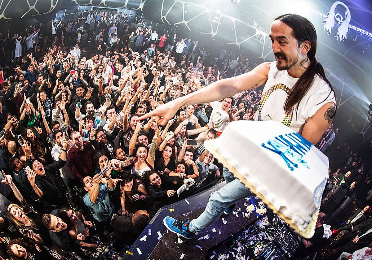 Steve Aoki, antes de lanzar una tarta en uno de sus conciertos.