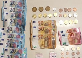 El individuo detenido portaba 455 euros en efectivo.