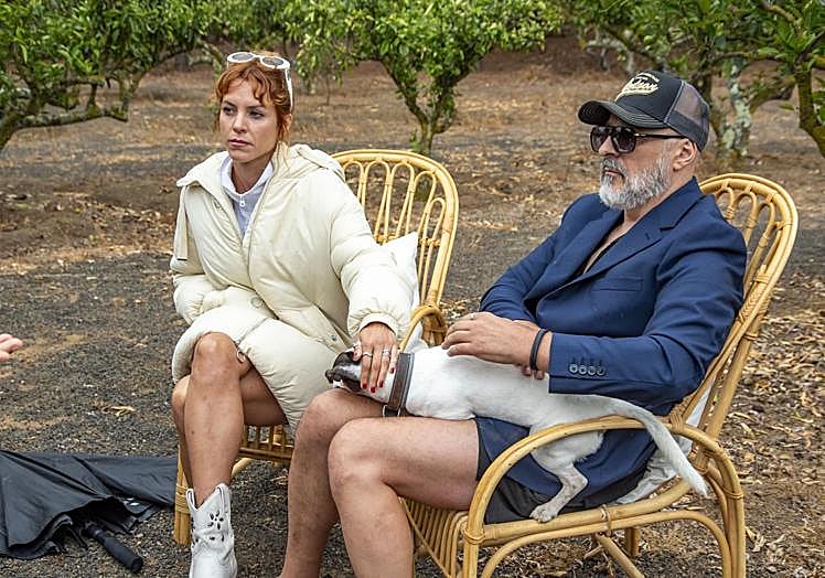 Maggie Civantos y Roberto Álamo, este martes, en el set de rodaje en Santa Brígida, durante el encuentro con los medios de comunicación.