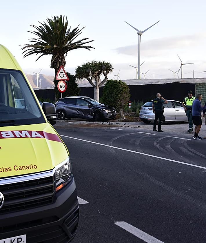 Imagen secundaria 2 - Tres heridos leves en una colisión en Arinaga
