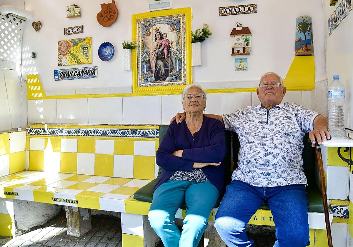 Aito y Amalia, vecinos de Arguineguín, sentados en el banco frente a su casa, un símbolo del pueblo.