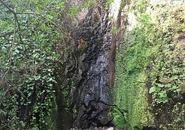 La foto tiene años, de cuando un hilo de agua mojaba los caideros del barranco.