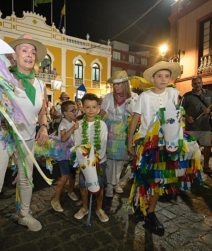 Imagen secundaria 2 - Distintos momentos de la peculiar y divertida fiesta recuperada en Gáldar. 