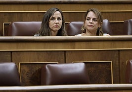 La líder de Unidas Podemos, Ione Belarra, a la izquierda, y su compañera de partido Noemí Santana durante el Pleno en el Congreso celebrado este martes.
