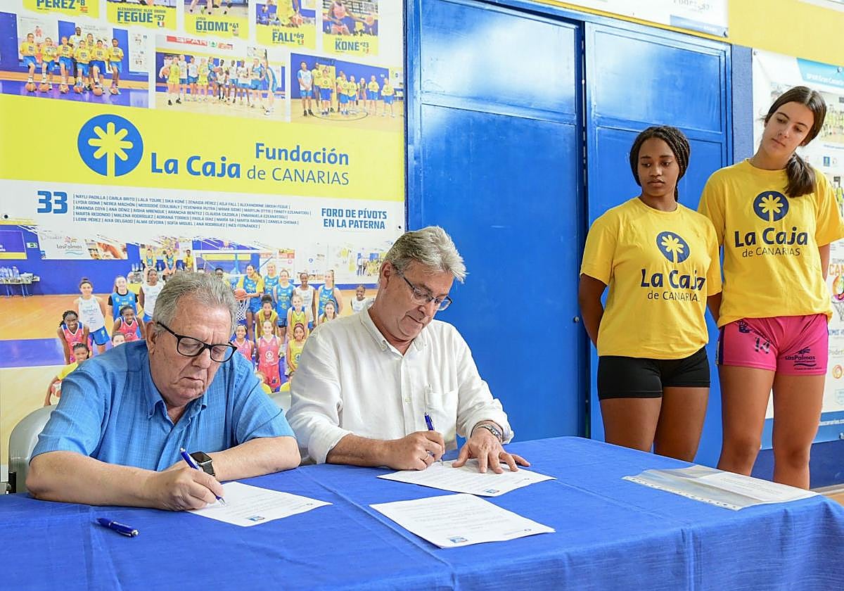 Momento en el que Fernando Fernández y Domingo Díaz firman los preceptivos documentos.