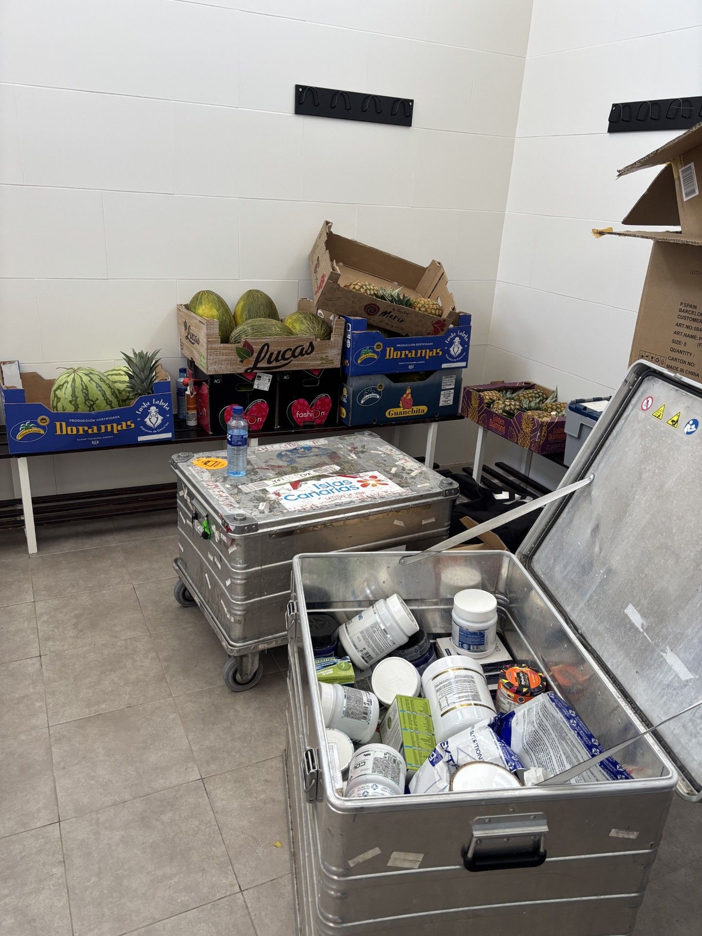 Imagen secundaria 2 - Distintas Arriba, Rubén Fontes trabajando. Debajo, las botas, fruta y la suplementación.