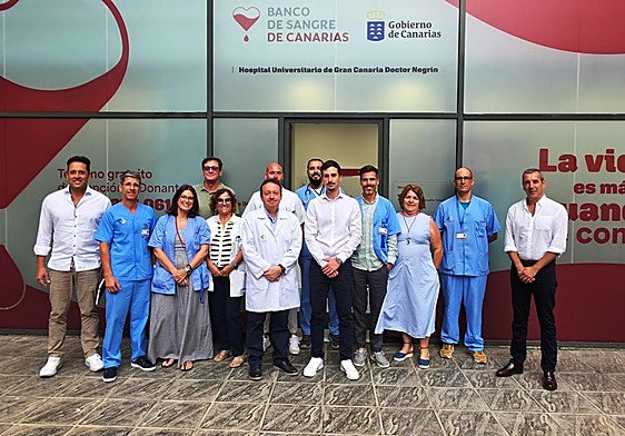 Profesionales del Negrín visitan la nueva sala habilitada, junto al director de Hemodonación.