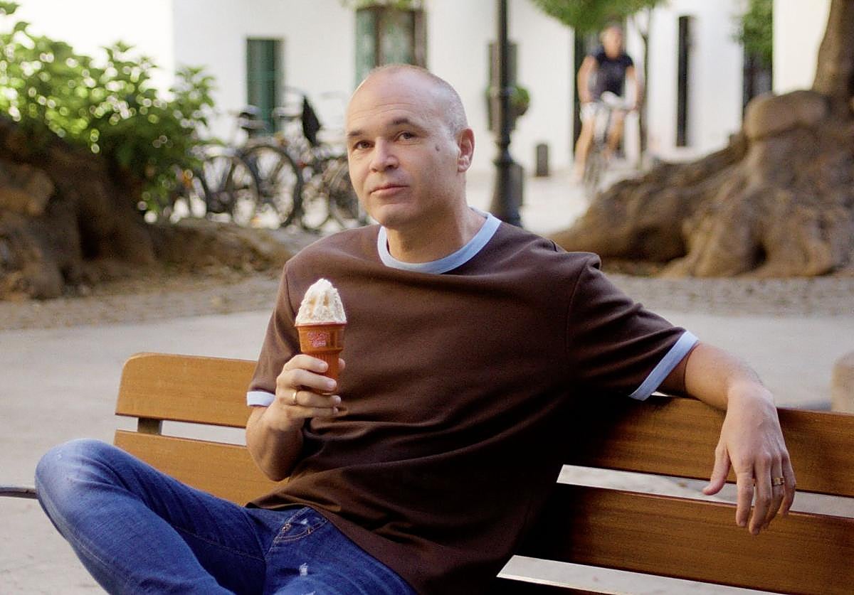 Andres Iniesta en la grabación del video de la campaña publicitaria «Kalise para todos»