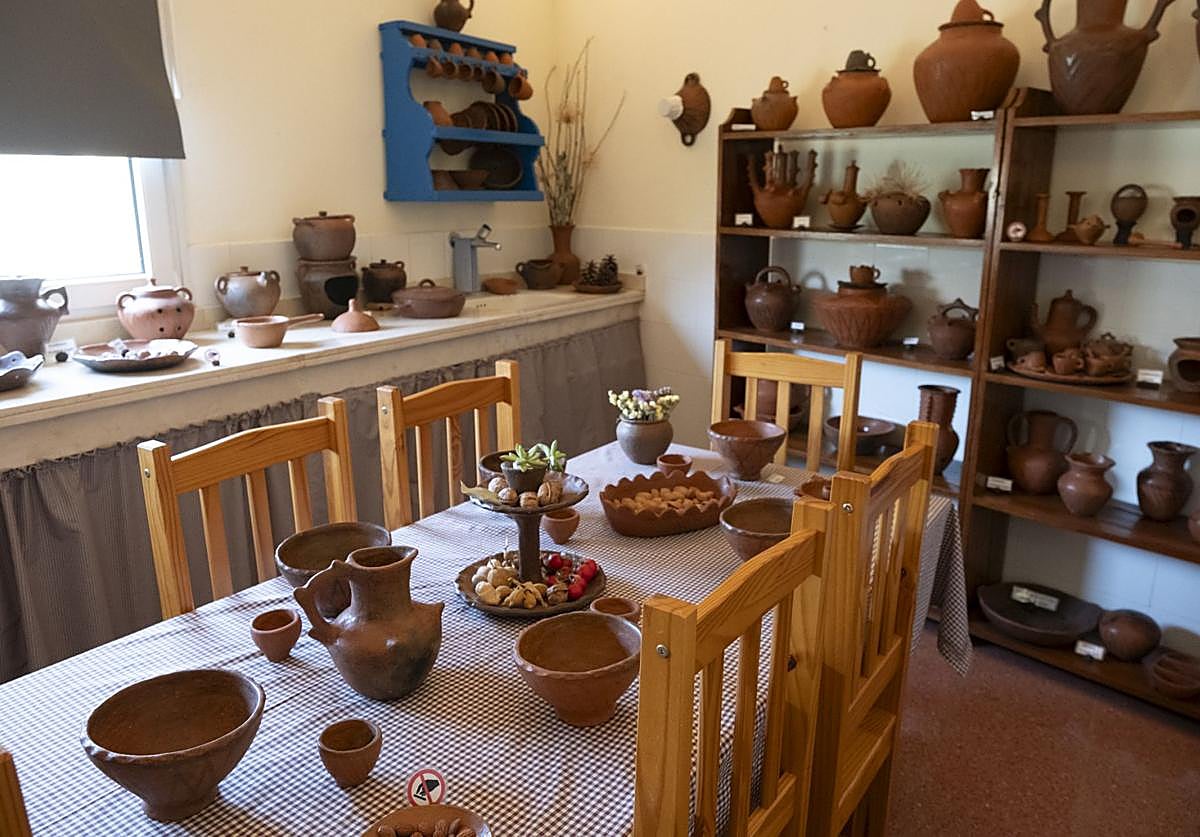 Imagen principal - 1.  Una de las salas del Centro Locero de Lugarejos, repleta de piezas tradicionales que se elaboraban antiguamente.  2.  Recreación de la habitación de María Guía, antigua locera del lugar.  3.  Dos tipos distintos de juguetes que las loceras solían entregar a los niños. 