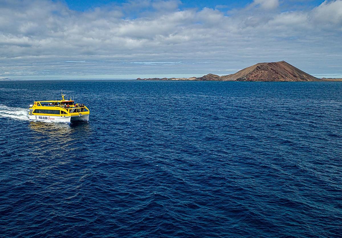 El Buganvilla Express navega ante la isla de Lobos.