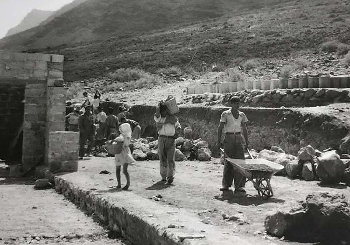 El 12 de junio de 1947, una niña lleva a su padre la comida en una cesta durante la construcción del chalet de Winter en Cofete, en Jandía, en el municipio de Pájara.
