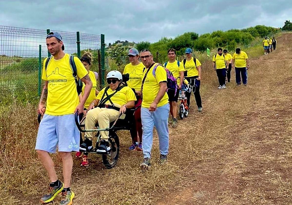 Imagen de una de las salidas de senderismo inclusivo financiadas por el Cabildo.
