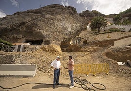 Antonio Morales, presidente del Cabildo, y Jesús Díaz, alcalde de Artenara, junto al talud.